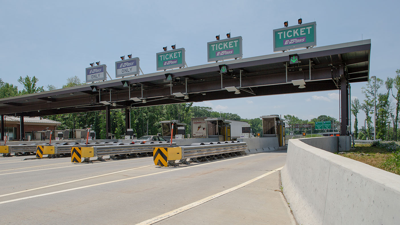 Constructing a new 10-lane, LEED Silver certified toll plaza at Interchange 8 provided a direct connection to the Hightstown Bypass for safe traffic flow between freeways.