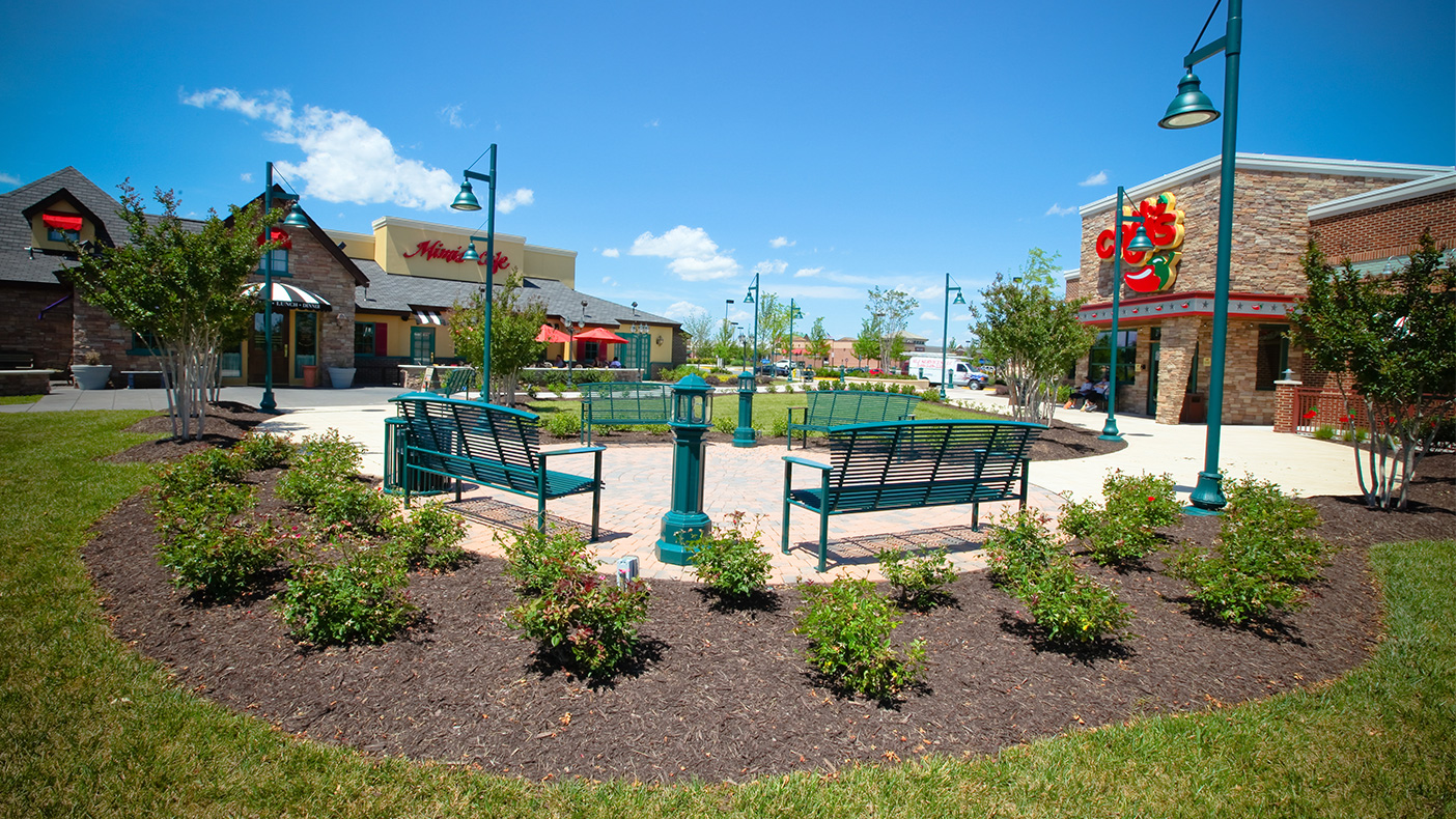 Working to fulfill The Peterson Companies’ goal of creating an aesthetically pleasing and enjoyable shopping experience, we planned extensive landscaping and hardscaping, plus comfortable seating areas.